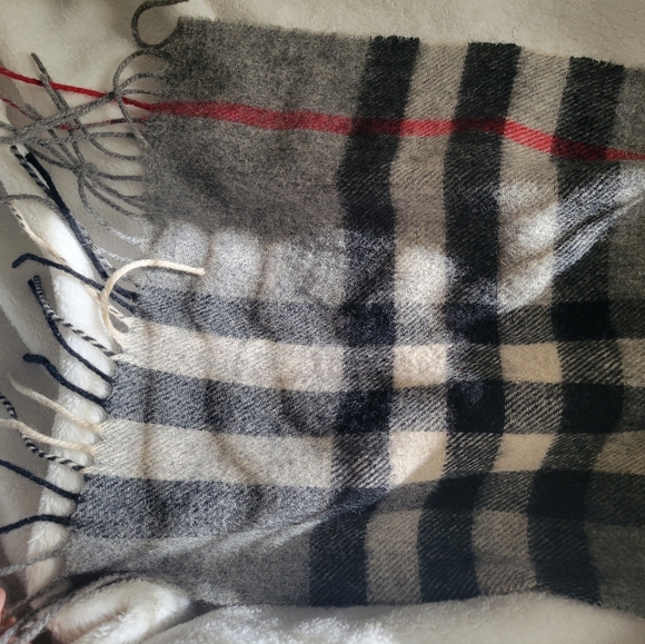 Burberry scarf - Picture 1 of 3